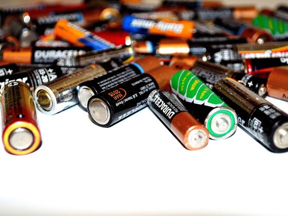 EU-Batterieverordnung: HDE, BVT und BHB fordern Harmonisierung der Sorgfaltspflichten und Anpassung der Fristen