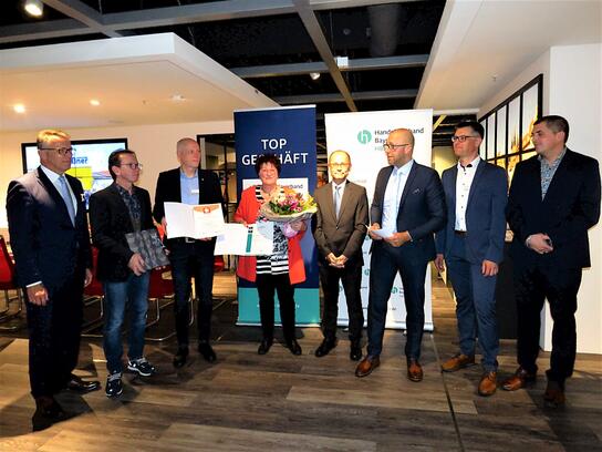 v.l.: Franz Stahl, 1. Bürgermeister von Tirschenreuth; Wolfgang Horn, Geschäftsleiter und Prokurist Interliving Gleißner, Jörg Kulzer und Liselotte Kulzer, beide Geschäftsführende Gesellschafter Interliving Gleißner; Dr. Alfred Scheidler, stellv. Landrat des Landkreises Tirschenreuth; Christian Spielvogel, HBE Oberpfalz/Niederbayern; Manfred Göhl und Markus Mayer, beide Geschäftsleiter und Prokuristen 