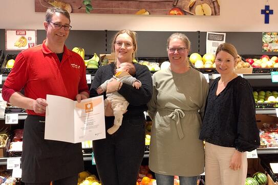 Nahkauf Hummel Gemischtwaren in Roßhaupten: Erich Hummel (Inhaber, l.), Tochter Simone (2.v.l), Ehefrau Sandra (2.v.r) und HBE-Referentin Julia Killer (r.)