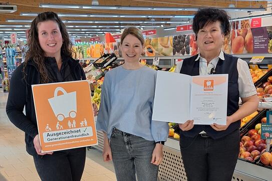 Auszeichnung für Rewe Landes in Rain am Lech: Inhaberin Petra Landes (r.) mit Tochter Julia (l.) und HBE-Referentin Julia Killer (M.).