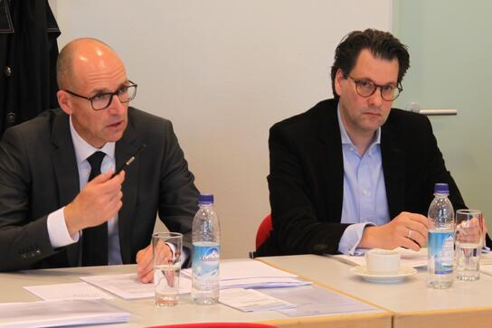 HBE-Hauptgeschäftsführer Dr. Martin Aigner (l.) und der Vorsitzende der HBE-Tarifkommission Sebastian Strache (r.).