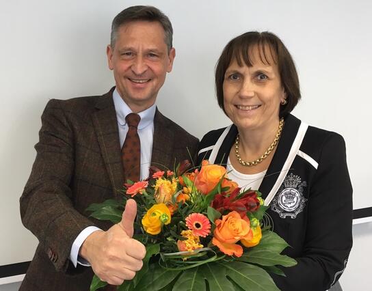 HBE-Hauptgeschäftsführer Wolfgang Puff gratuliert der Jubilarin Bezirksgeschäftsführerin Sabine Köppel