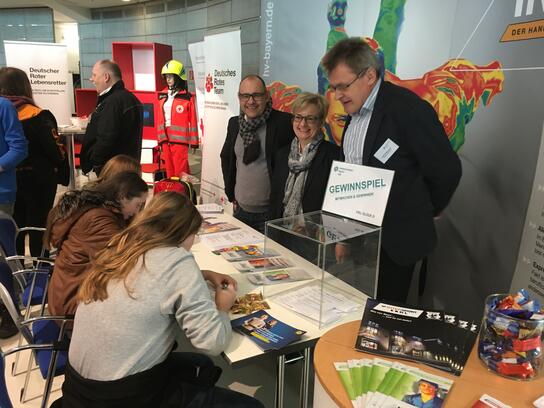 Ausbildungsmesse in Straubing (v.l.): Martin Erdl (HBE-Orts- und Kreisvorsitzender Straubing, Intersport Erdl), Brigitte Erdl-Lippuner (Intersport Erdl) und HBE-Bezirksgeschäftsführer Josef Kellermann.