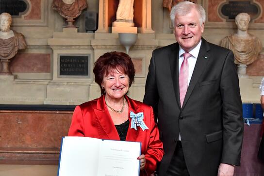 Ministerpräsident Horst Seehofer ehrt HBE-Bezirksvorständin Erika Gruber