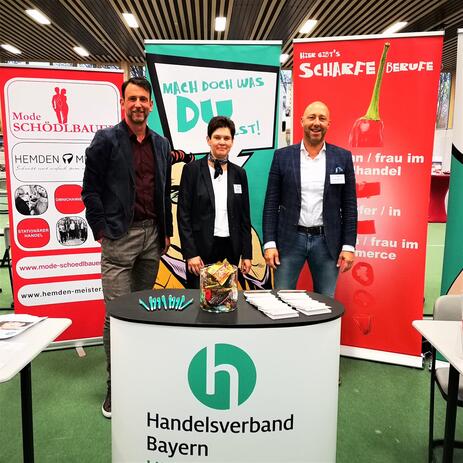 HBE-Ortsvorsitzender Peter Schödlbauer (Modehaus Schödlbauer), Maria Simon, Christian Spielvogel (HBE Regensburg)