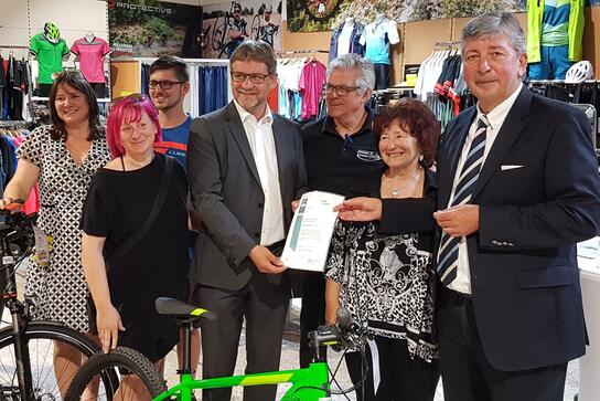 HBE-Bezirksgeschäftsführer Uwe H. Werner (r.) überreicht Geschäftsführerin Erika Gruber (2.v.r.) das Zertifikat.