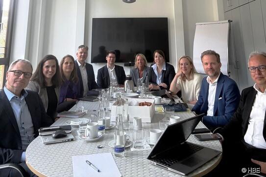 Die HBE-Tarifkommission mit dem Vorsitzenden Wieland Kronthaler (2.v.r.) und Tarifgeschäftsführerin Dr. Melanie Eykmann (5.v.r.).
